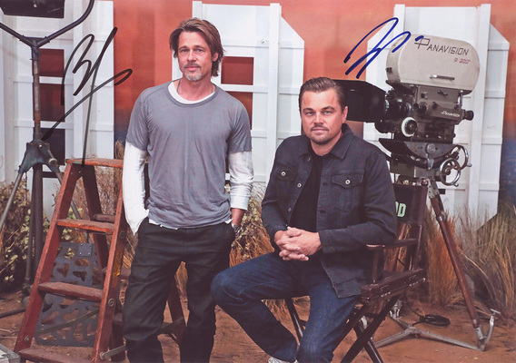 Фотография с автографами известных американских актеров Брэда Питта и Леонардо Ди Каприо.